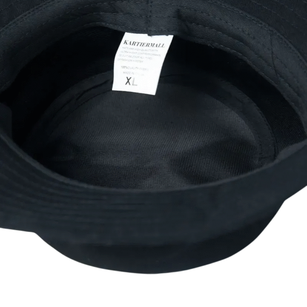 Un chapeau bob noir retourné sur fond blanc