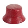 Bob chapeau imperméable rouge sur fond blanc