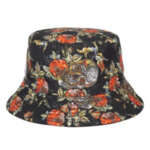 Un bob chapeau avec des motifs de crâne et de roses imprimés est présenté sur fond blanc