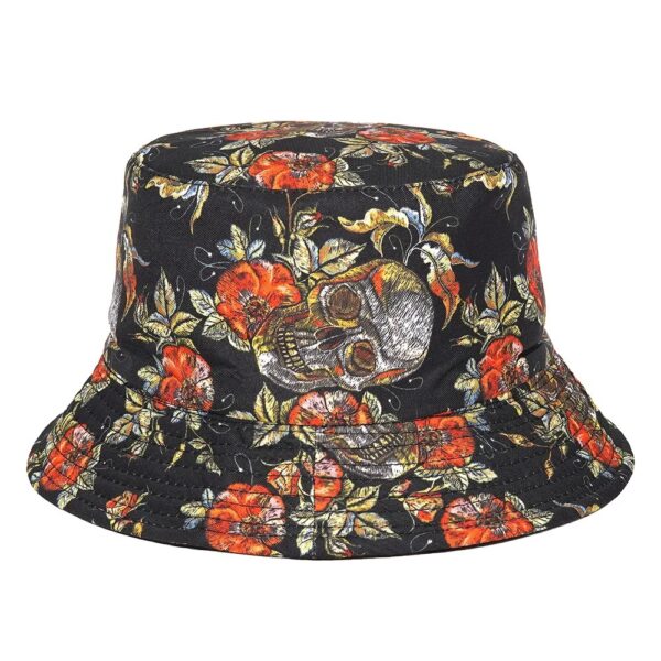 Un bob chapeau avec des motifs de crâne et de roses imprimés est présenté sur fond blanc