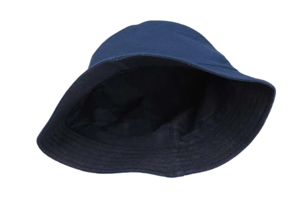 Le bob chapeau bleu marine est renversé sur le côté et on voit son intérieur