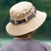 Femme de dos porte un bob pour safari