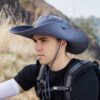 Un homme en pleine nature porte un large bob chapeau safari bleu