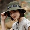 Jeune femme avec bob safari sourie