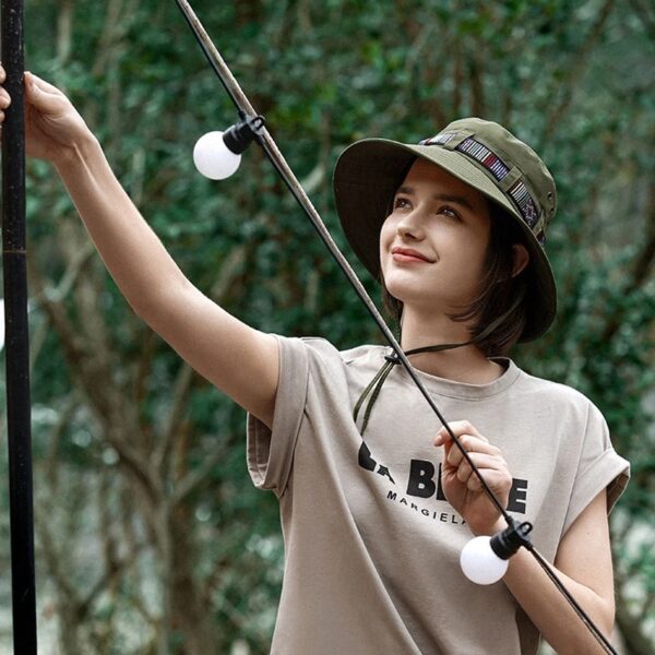 Une jeune femme prend la pose avec son bob chapeau safari