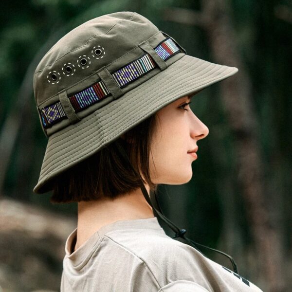 jeune femme avec bob safari de profil