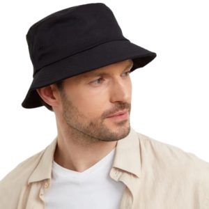 Homme avec un bob Xl sur la tête sur un fond blanc