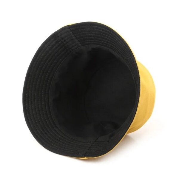 Bucket hat réversible renversé vue sur son intérieur noir