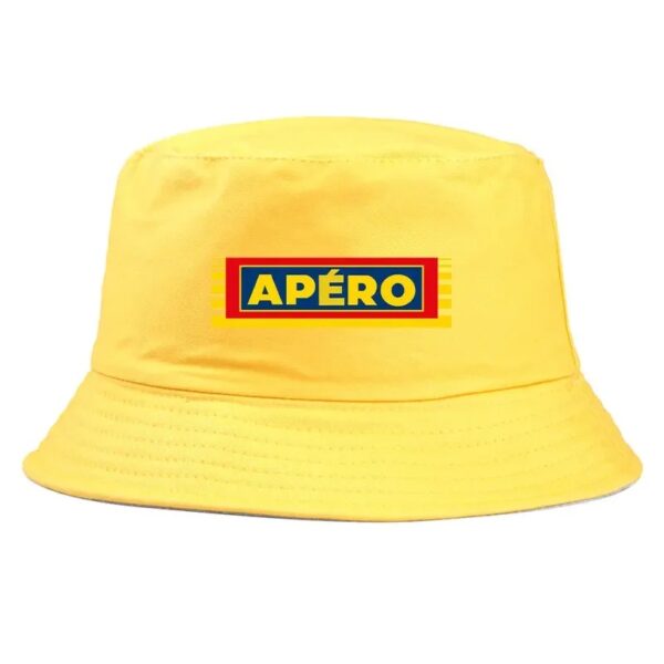 Un bob jaune avec un logo apéro imprimé devant