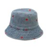 Un chapeau bob en jean avec des petits cœurs rouges brodés dessus