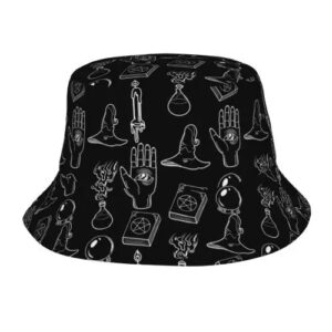 Un bob chapeau noir avec des symboles qui rappellent ceux de la magie