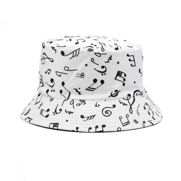 Un bob chapeau blanc avec des notes de musique noires imprimées dessus