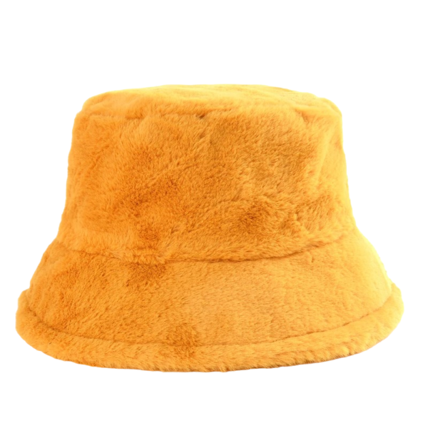 Un bob chapeau en fourrure couleur orange uni sur un fond blanc