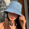 Jeune fille prend la pose avec son bob sur la tête