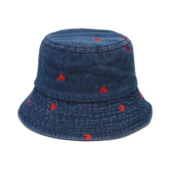 Un bob en jean bleu marine avec des petits cœur brodés