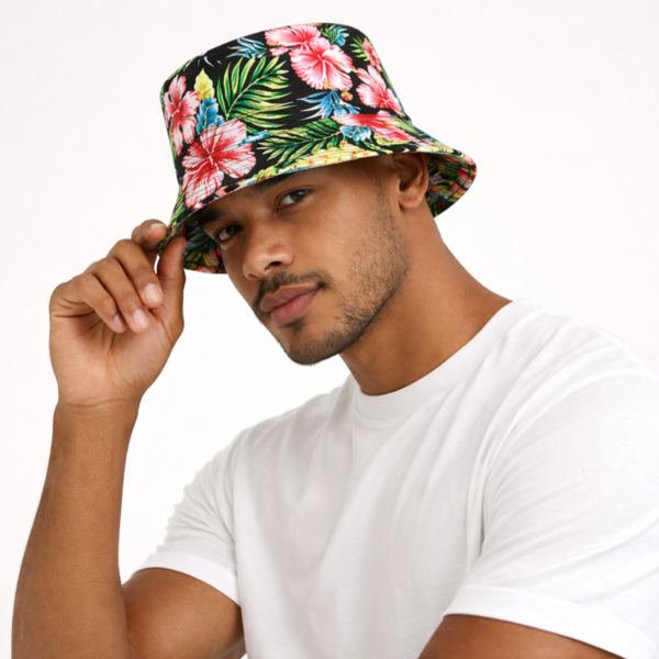 Un mannequin porte un bob chapeau fleuri et prend une pose sur fond clair