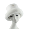 Mannequin en plastique porte un bob de couleur blanc en fourrure et en simili cuir sur la tête