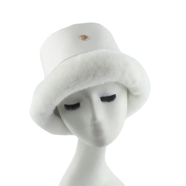 Mannequin en plastique porte un bob de couleur blanc en fourrure et en simili cuir sur la tête