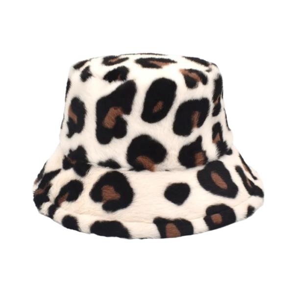 Un bob en fourrure aux motifs de guépard sur un fond blanc