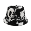 Un bob en fourrure avec des motifs de panda noirs et blancs