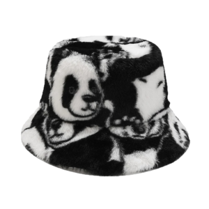 Un bob en fourrure avec des motifs de panda noirs et blancs