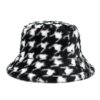 Bob fourrure couleur noiravec des motifs carreaux style pied-de-coq en blanc