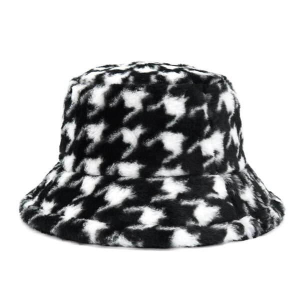 Bob fourrure couleur noiravec des motifs carreaux style pied-de-coq en blanc