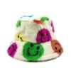 Un bob fourrure blancavec des smileys colorés imprimés