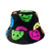 Un bob fourrure noir avec des smileys colorés imprimés