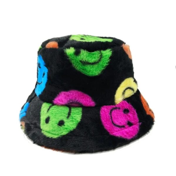 Un bob fourrure noir avec des smileys colorés imprimés