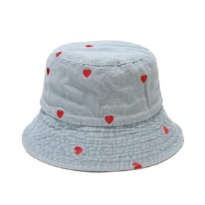 Un chapeau bob en jean bleu clair avec des petits cœurs rouges brodés dessus