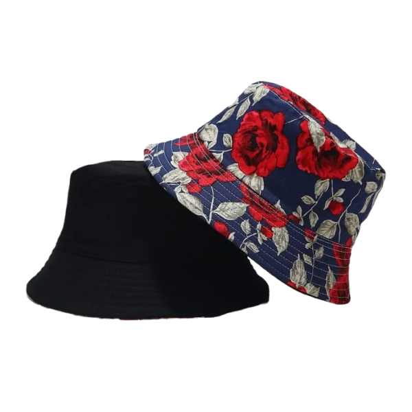 Un chapeau bob chevauche un deuxième chapeau bob sur fond blanc