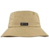Un bob chapeau beige sur fond blanc