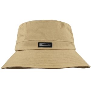 Un bob chapeau beige sur fond blanc