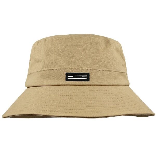 Un bob chapeau beige sur fond blanc