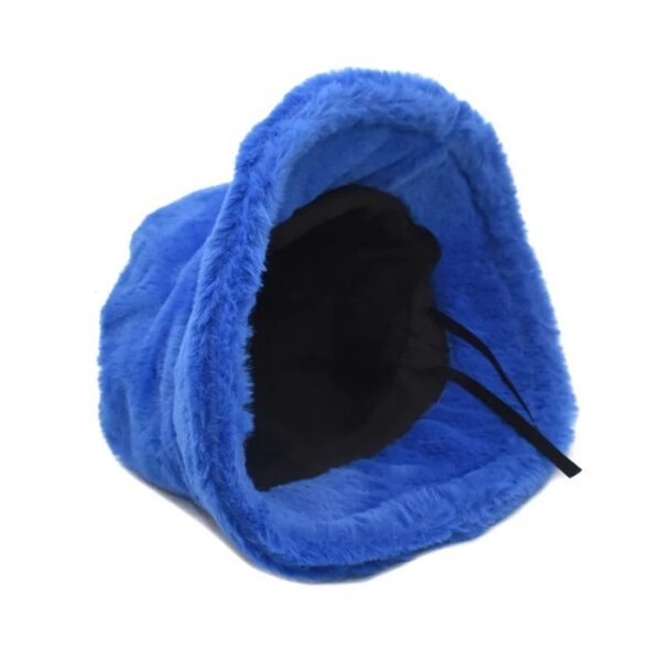 Bob chapeau en fourrure bleu renversé vue sur l'intérieur