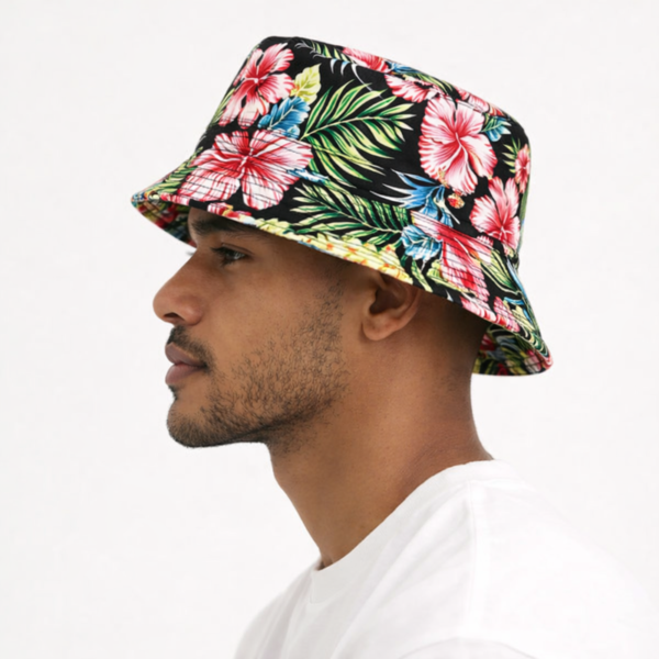 Un mannequin de profil porte un bob chapeau fleuri sur fond clair