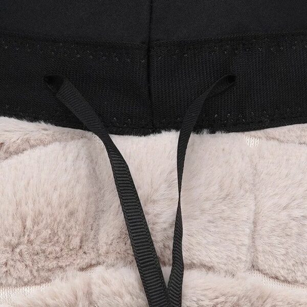 interieur-bob-fourrure Zoom sur la qualité des coutures et du tissu du chapeau bob velours