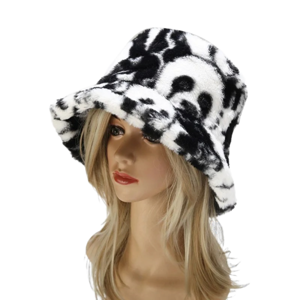 Un mannequin porte le bob en fourrure panda