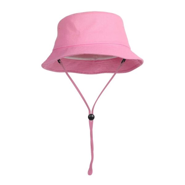 Bob chapeau avec ficelle rose sur un fond blanc