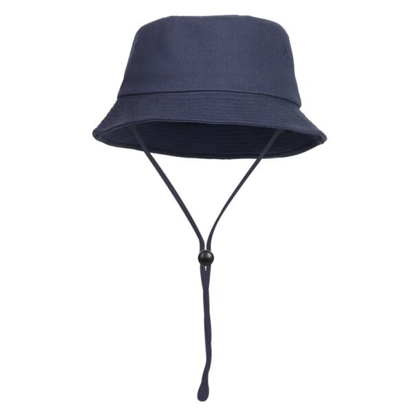 Chapeau bob cordelette réglable bleu marine sur fond blanc