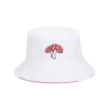 Un chapeau bob blanc avec un motif brodé de champignon