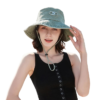 Femme porte un bob avec ficelle style cow boy sur fond blanc