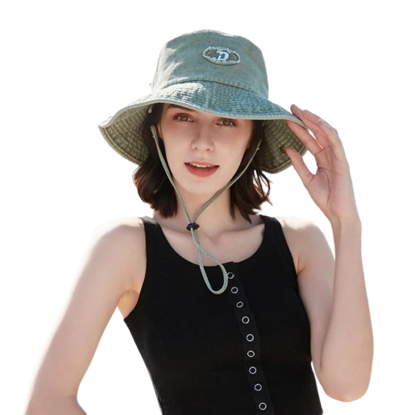 Femme porte un bob avec ficelle style cow boy sur fond blanc