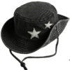 Le bob avec ficelle a les bords rabattus sur la calotte comme un chapeau de cowboy
