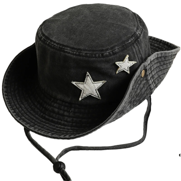 Le bob avec ficelle a les bords rabattus sur la calotte comme un chapeau de cowboy