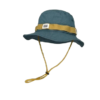 Un chapeau bob ficelle bleu