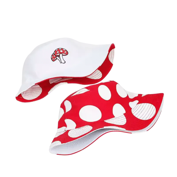 Un bob chapeau double face motif champignon est montré tantôt d'un côté, tantôt de l'autre face