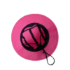 Le bob chapeau ficelle rose est retourné et on voit l'intérieur