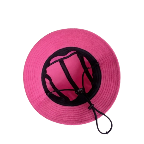 Le bob chapeau ficelle rose est retourné et on voit l'intérieur